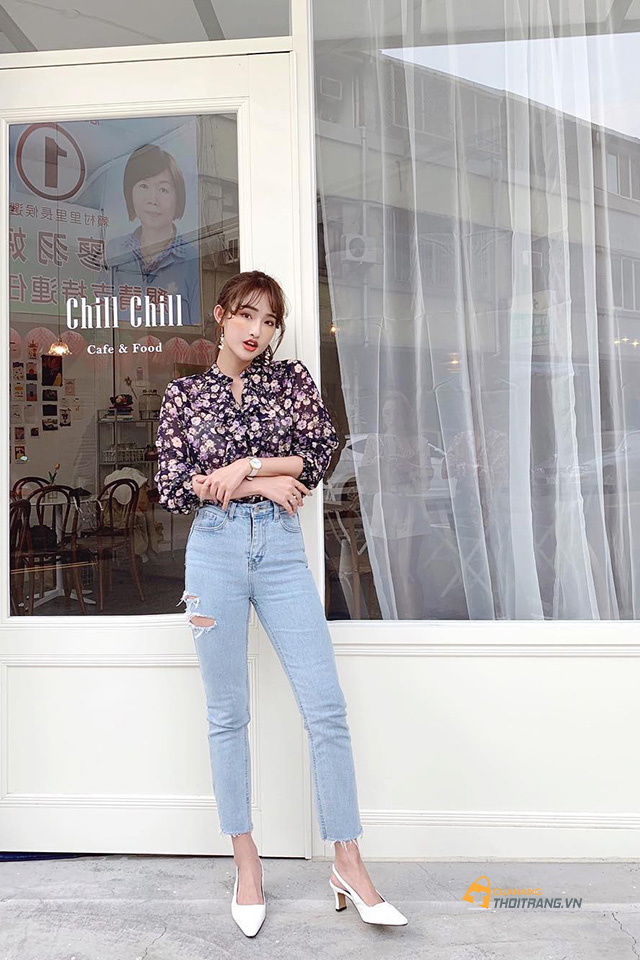 Áo blouse hoa kết hợp quần jean